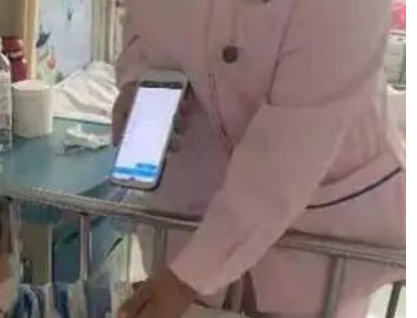 醫護人員用富立葉5G PDA 極光V5掃描患者腕帶采集數據.png 醫護人員用富立葉5G PDA 極光V5掃描患者腕帶采集數據.png