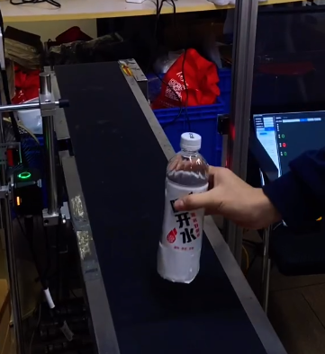 流水線側面安裝智能讀碼器，數據自動比對，掃碼成功綠燈亮，掃不上 / 混料立即紅燈報警 + 停機，從源頭防錯料，提升生產效率.png